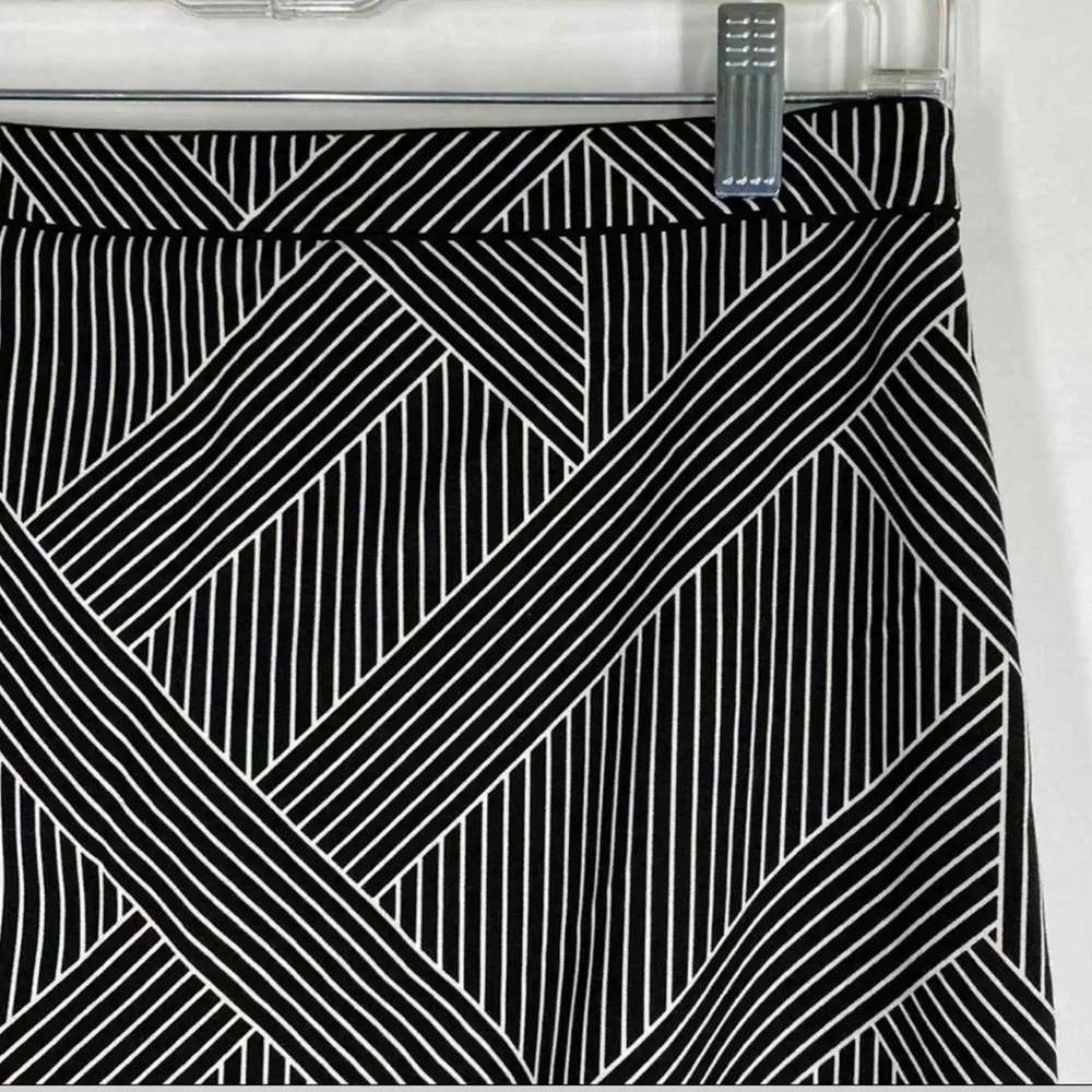 ❤️❤️ Ann Taylor Black white geometric midi skirt Ann Taylor ❤️❤️beautiful